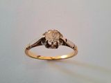une photo d'une bague en or sertie d'un diamant blanc