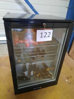 une photo d'un mini-réfrigérateur rempli de bouteilles