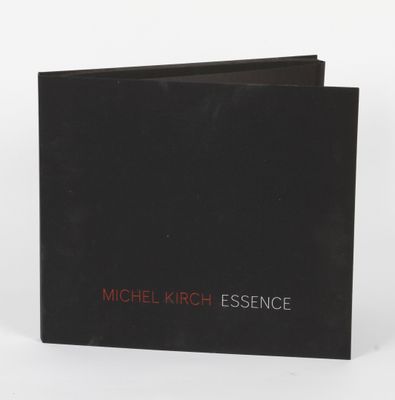 un livre noir avec un logo rouge sur la couverture