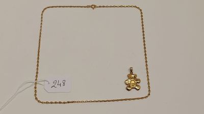 un collier en or orné d'une croix à l'avant et d'une petite croix à l'arrière