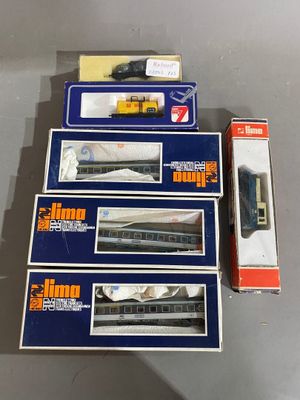 quatre coffrets de trains de différentes tailles et couleurs