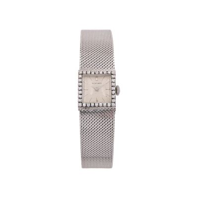 une photo d'une montre-bracelet pour femme dotée d'une lunette sertie de diamants