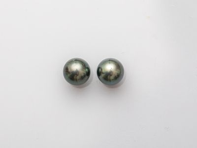 une paire de perles noires sur un fond blanc