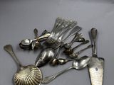 beaucoup de cuillères en argent et de cuillères à soupe sur la table
