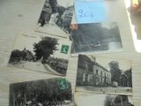 de nombreuses vieilles photos posées sur une table, accompagnées d'un petit mot