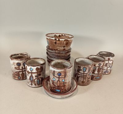 de nombreuses tasses et soucoupes posées sur une table