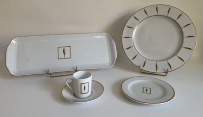 deux assiettes et un plateau sur lequel est posée une tasse à café