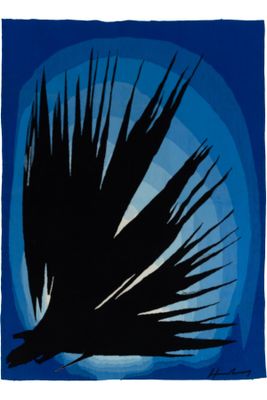 une image représentant une peinture bleue et noire d'un oiseau volant dans le ciel