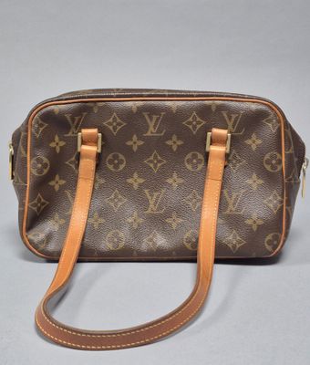LOUIS VUITTON Sac à main modèle Cité 26 cm en toile Monogram…