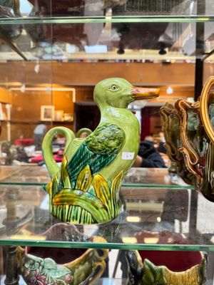many vases that are on display in a glass case