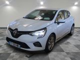 la voiture blanche est garée sur un sol en damier dans le garage