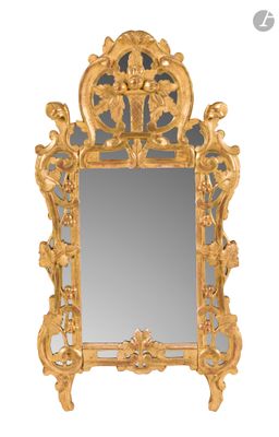 un miroir accroché au mur devant un fond blanc