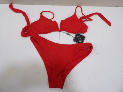 ensemble de bikini rouge avec des liens rouges et des étiquettes sur le bas