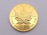 pièce d'or représentant une feuille d'érable sur un fond blanc