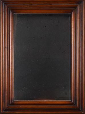 un cadre ancien en bois avec un fond noir