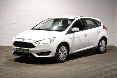 La Ford Focus blanche est garée dans une pièce blanche.