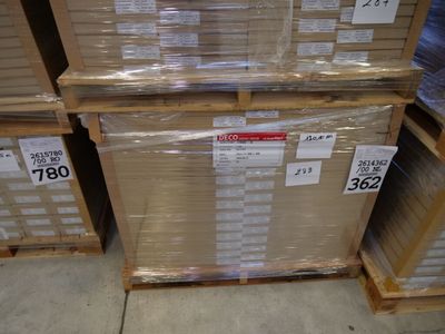 Plusieurs piles de cartons sont empilées les unes sur les autres dans un entrepôt