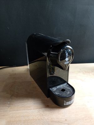 une cafetière posée sur une table en bois