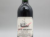 une bouteille de vin rouge avec un bateau sur l'étiquette