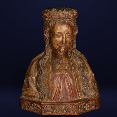 un buste en bois représentant une femme coiffée d'une couronne