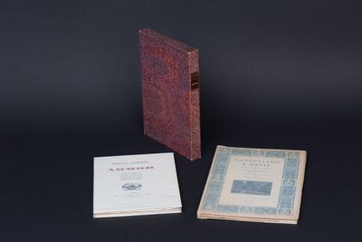 Deux livres sont posés l'un à côté de l'autre sur une surface noire