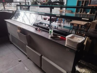 un comptoir sur lequel sont disposés de nombreux plats