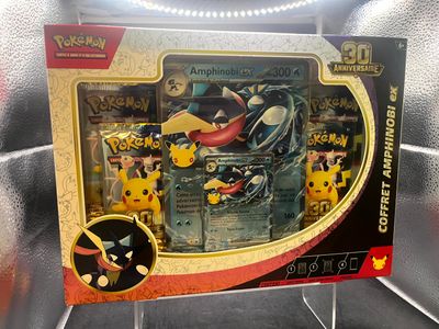 une boîte de cartes Pokémon exposée dans une vitrine