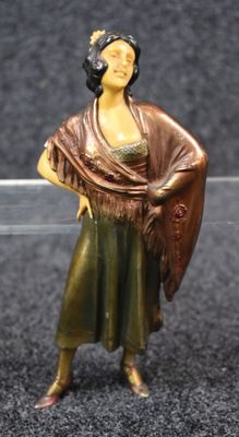 figurine représentant une femme portant un châle, sur fond noir