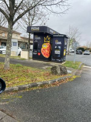 une voiture garée sur le côté de la route
