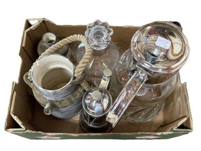 une boîte contenant de nombreux objets en verre
