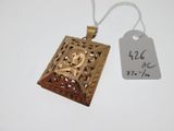 un pendentif en or orné d'un crâne et d'os croisés