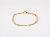 un bracelet en or serti de diamants sur fond blanc