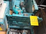 de nombreux outils différents dans une boîte posée sur la table