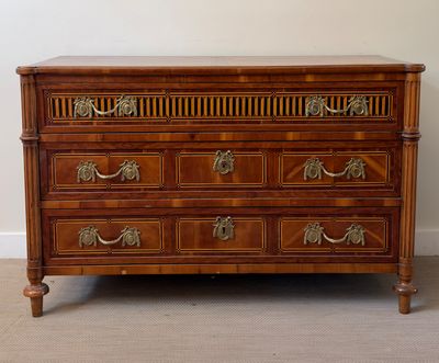 une commode en bois dotée de ferrures en laiton