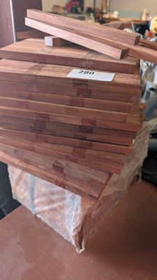 plusieurs morceaux de bois sont empilés les uns sur les autres sur une table
