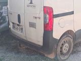 une camionnette blanche garée sur un terrain