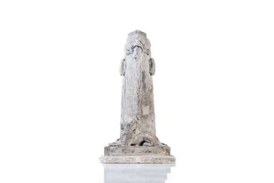 statue d'une femme tenant un enfant dans ses bras, sur fond blanc