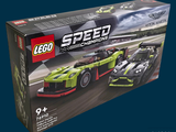une boîte de voitures de course Lego sur fond bleu