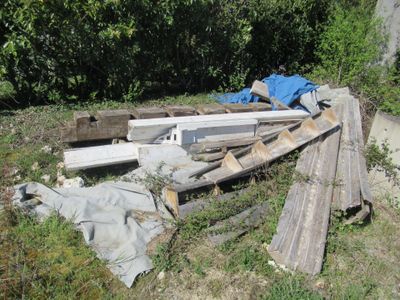 un tas de bois posé dans l'herbe