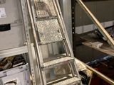 une échelle adossée au mur d'une pièce