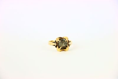 une bague en or jaune sertie d'une tourmaline verte