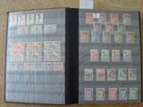 un livre ouvert avec des timbres sur une table