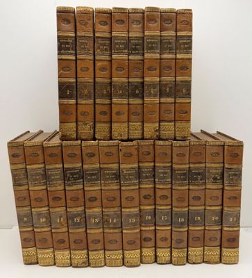 une pile de vieux livres posés les uns sur les autres