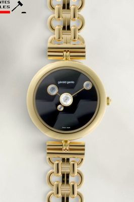 un gros plan d'une montre-bracelet en or avec un cadran noir