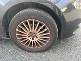 un gros plan sur le pneu d'une voiture sur la route