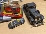 un camion et une voiture miniatures posés sur une table