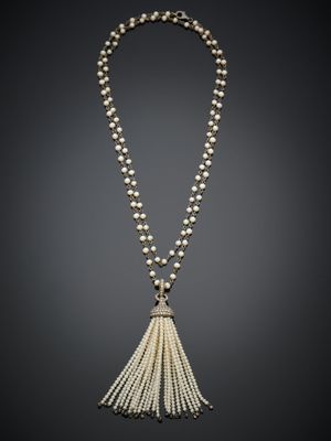 un collier orné d'un pendentif en perles et diamants