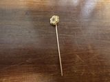 un bâton orné d'une fleur, posé sur une table