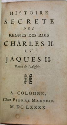 un vieux livre écrit posé sur une table