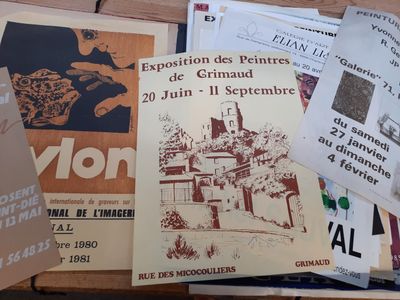 une pile de livres posée sur une table recouverte de papiers